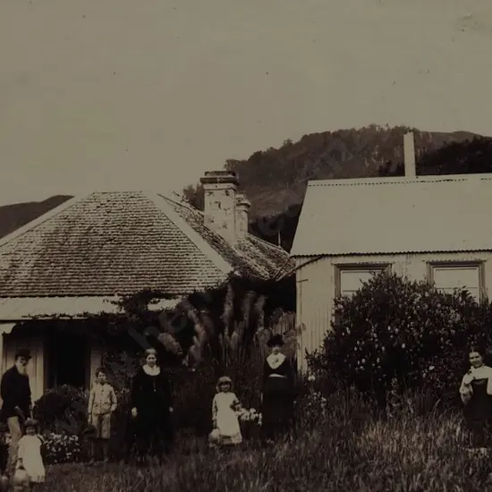 UNKNOWN - Colonial Family & Home