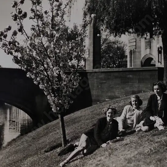 BROWNE, Victor Carlyle (1900-1980) - Young Ladies Relaxing on the Banks of The River Avon, Christchurch, c.1950