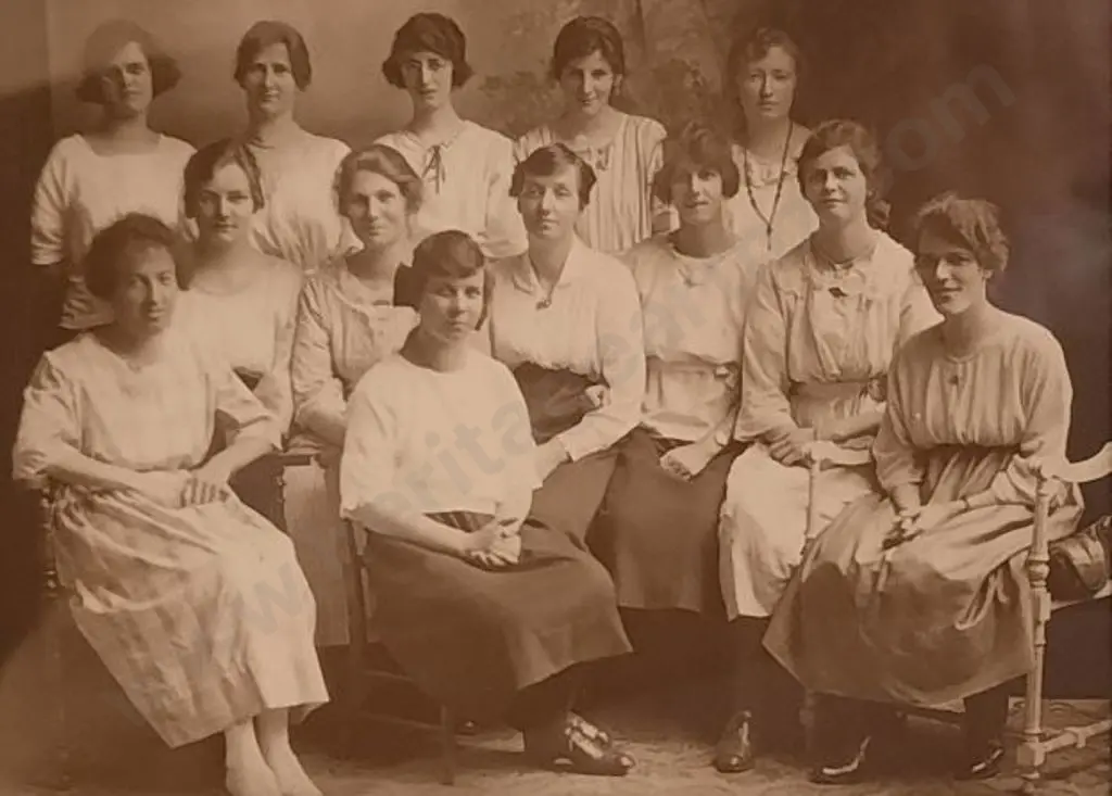UNKNOWN - Mrs Edwards Class - Early 1900s Image 1++