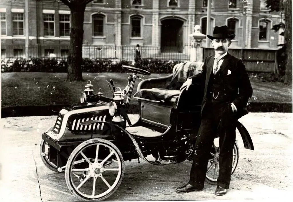 SCHAEF, Arthur Waldemar (1867-1940) - Self portrait (or unknown photgrapher) with 7hp Peugeot Outside Government Grounds, Wellington Image 1++