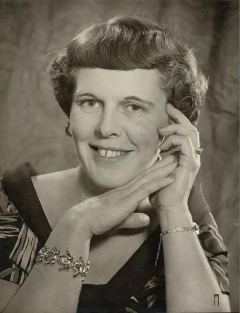 PERRY, Geoffrey William (1900-1959) - Studio Portrait of Young Lady, 1946 Image 1++