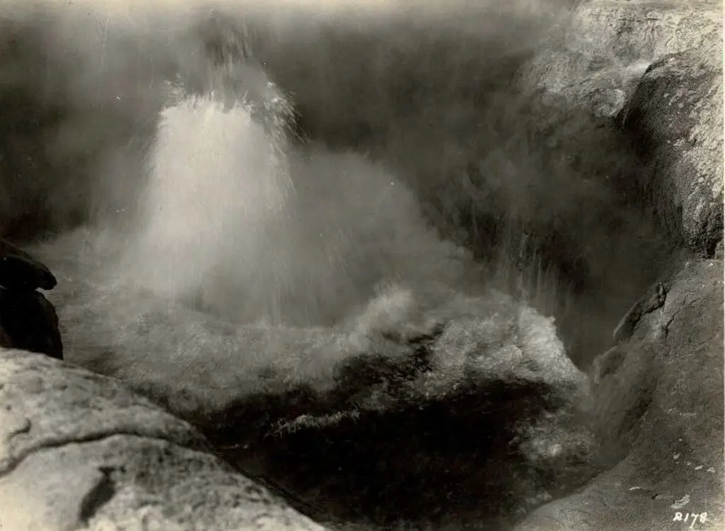 NZ GOVT PUBLICITY (Early 20th Cent.) - Thermal Activity, Rotorua, c.1910 Image 1++