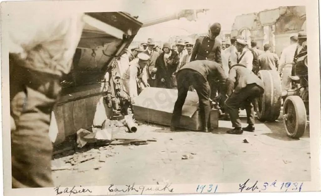 UNKNOWN - Napier Earthquake - 7 snapshot photos, Feb 3, 1931 Image 1++