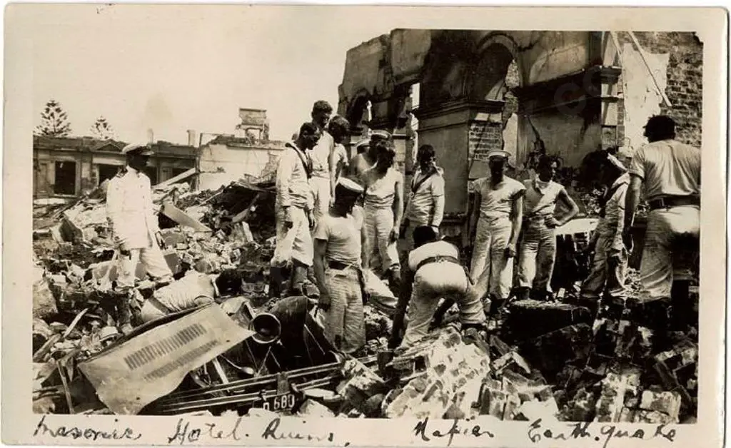 UNKNOWN - Napier Earthquake - 7 snapshot photos, Feb 3, 1931 Image 1++