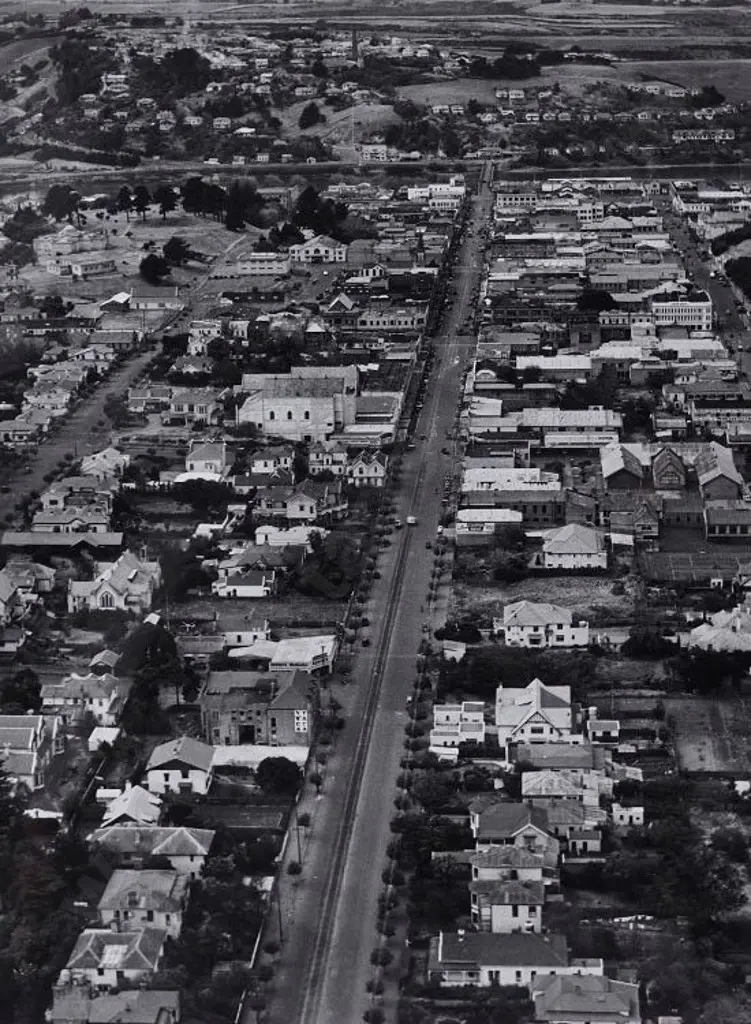BROWNE, Victor Carlyle (1900-1980) - Wanganui - Aerial Photo Looking Down Victoria Ave., c.1950 Image 1++