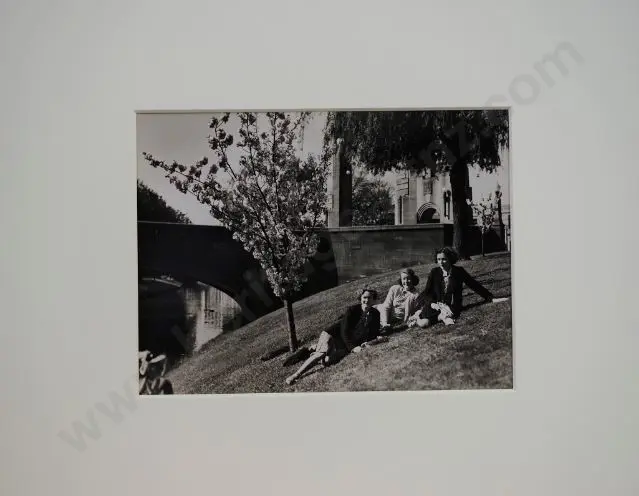 BROWNE, Victor Carlyle (1900-1980) - Young Ladies Relaxing on the Banks of The River Avon, Christchurch, c.1950 Image 1++