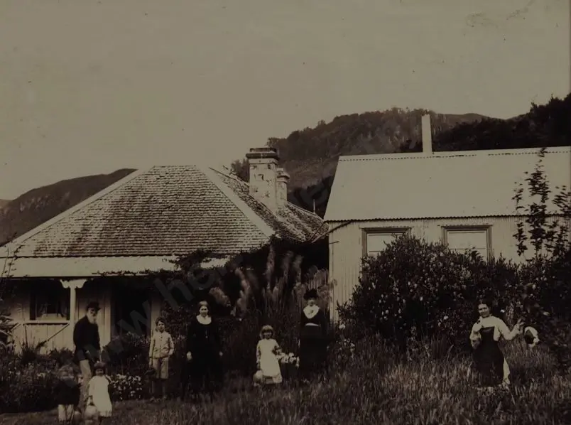 UNKNOWN - Colonial Family & Home Image 1++