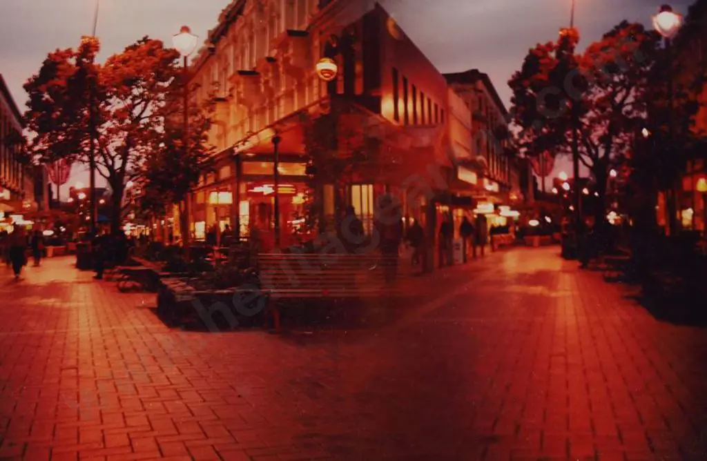 CHRISTIE, Daniel (acive 2000s) - Converging Plaza, 2002 Image 1++