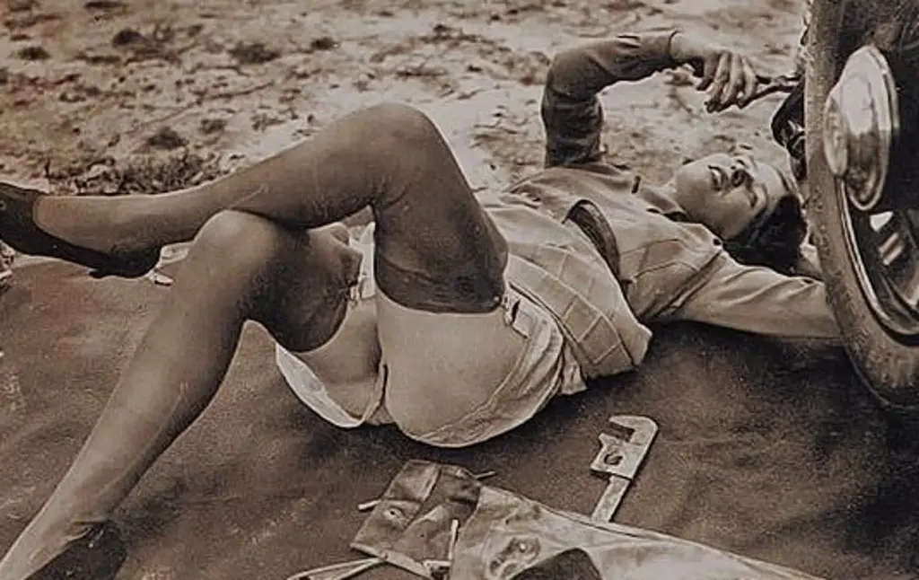 UNKNOWN Artist - Erotic Tyre Changing Image 1++