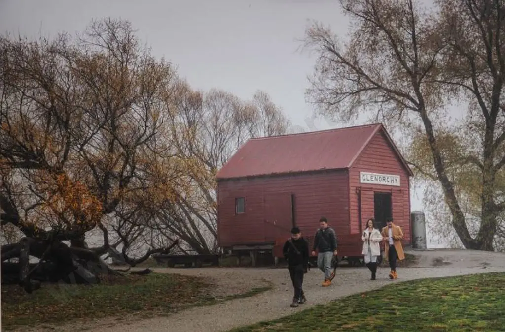 UNKNOWN Photographer - Tourists at Glenorchy Image 1++